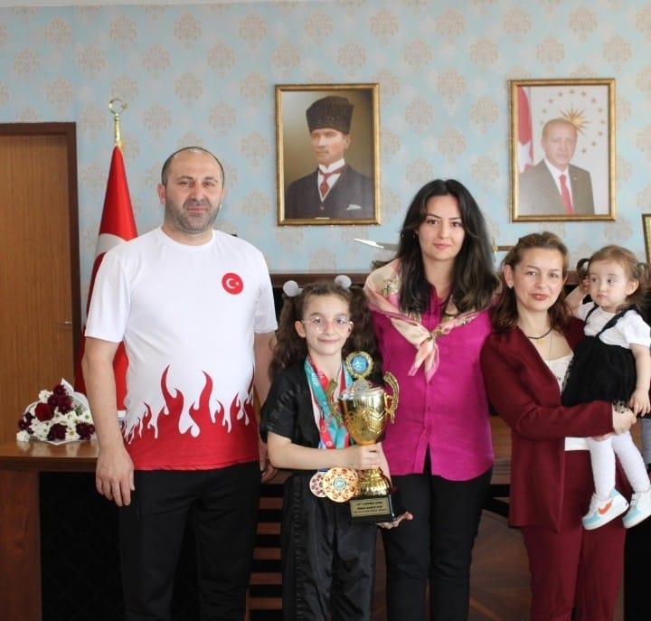 Minikler 27 kg sıkletinde; DÜNYA ŞAMPİYONU olan Aleyna GÜRNAL ve ailesi, Kaymakamımız Selin SARI' yı ziyaret ettiler.