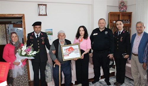 Kaymakamımız Selin SARI, Kahraman Şehidimiz Jandarma Er Halit ÇALIŞ 'ın şehadetinin yıl dönümünde değerli ailesini ziyaret etti.