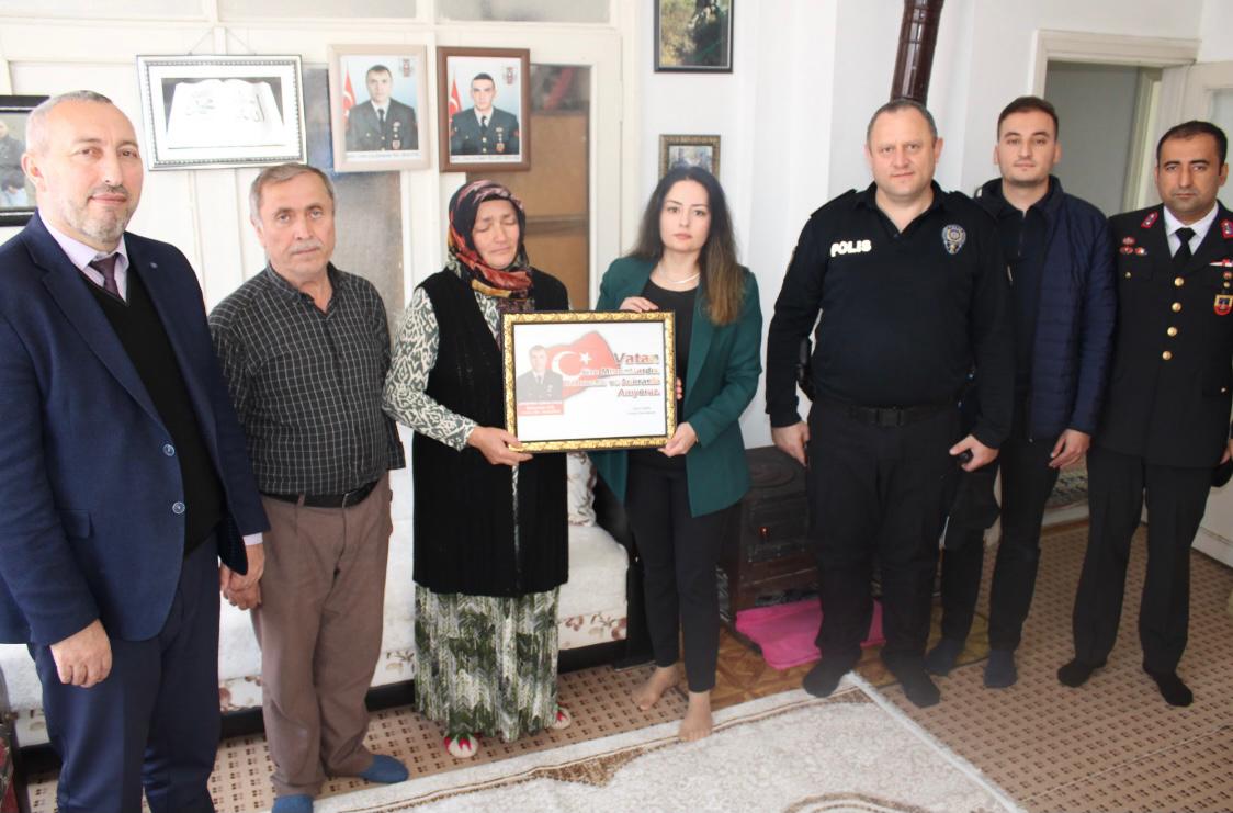 Kaymakamımız Selin SARI, Şehidimiz Jandarma Uzman Çavuş Süleyman KUL' un şehadetinin yıl dönümünde değerli ailesini ziyaret etti.