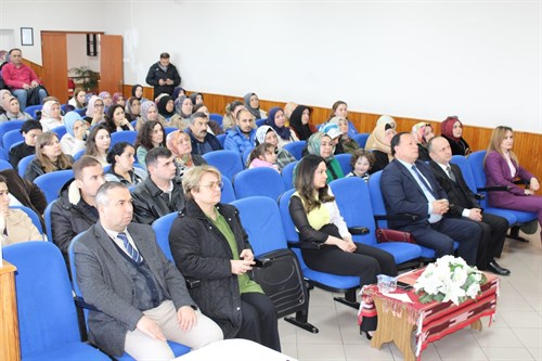 Veli Akademisi Projemiz Dr. Bedia Sultan ÖNAL’ın “Gençlerde ve Çocuklarda Ekran Bağımlılığı” konulu semineri ile devam etti.