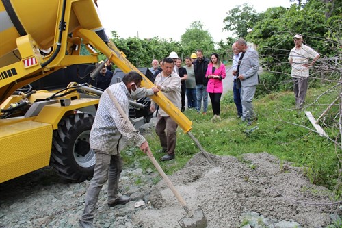Beton yol çalışmalarını Düzköy köyümüzde  yerinde inceledik.