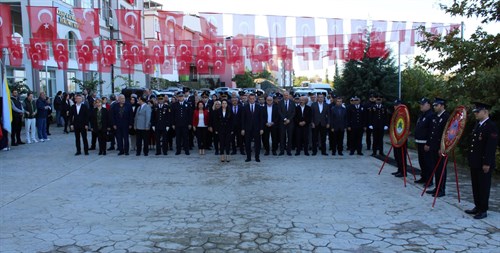 Cumhuriyetimizin 101. Yıl Dönümü Kutlamaları kapsamında ilçemizde çelenk sunma töreni düzenlendi.